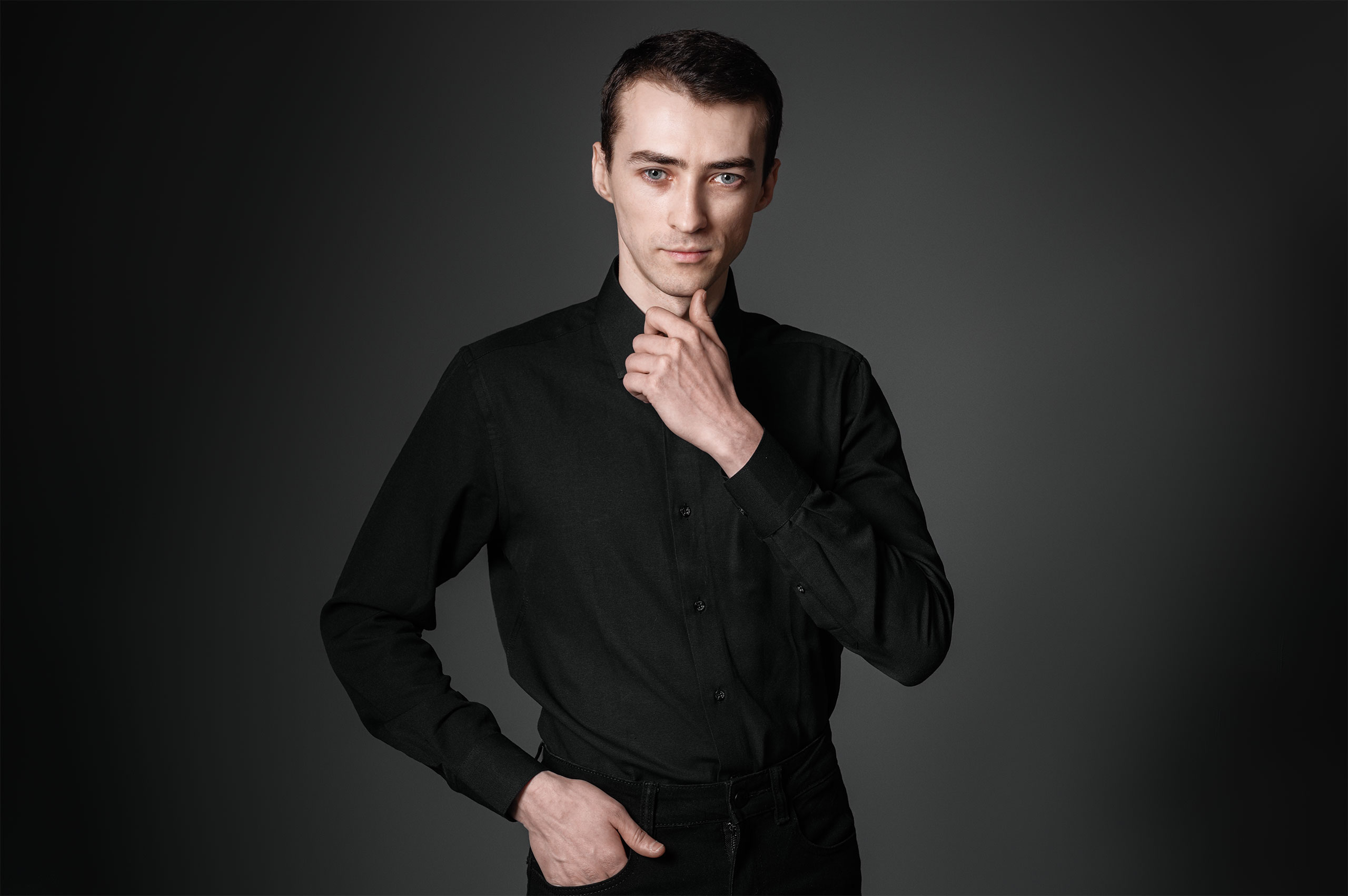 мужской портрет в тёмной студии Ярославля, стиль низкий ключ