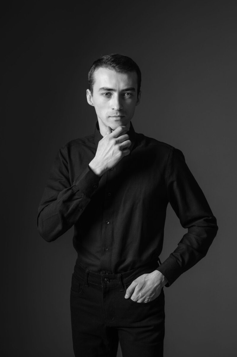 Черно-белое фото мужчины, брутальный стиль и акцент на взгляде