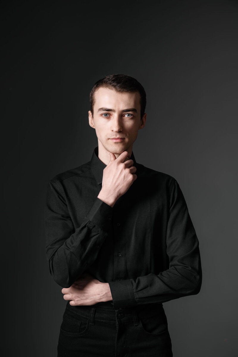 Портрет мужчины в низком ключе, смотрящего в камеру в фотостудии Ярославля