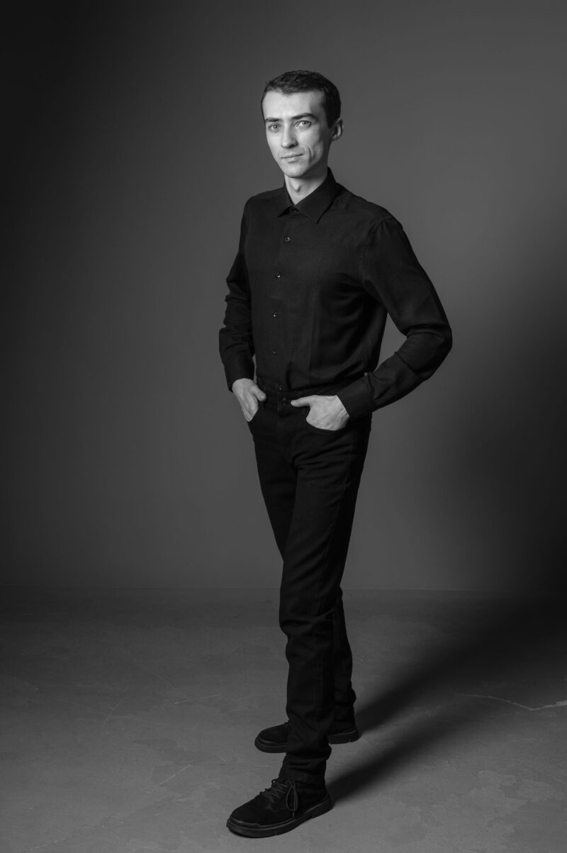 Портрет мужчины в полный рост на тёмном фоне