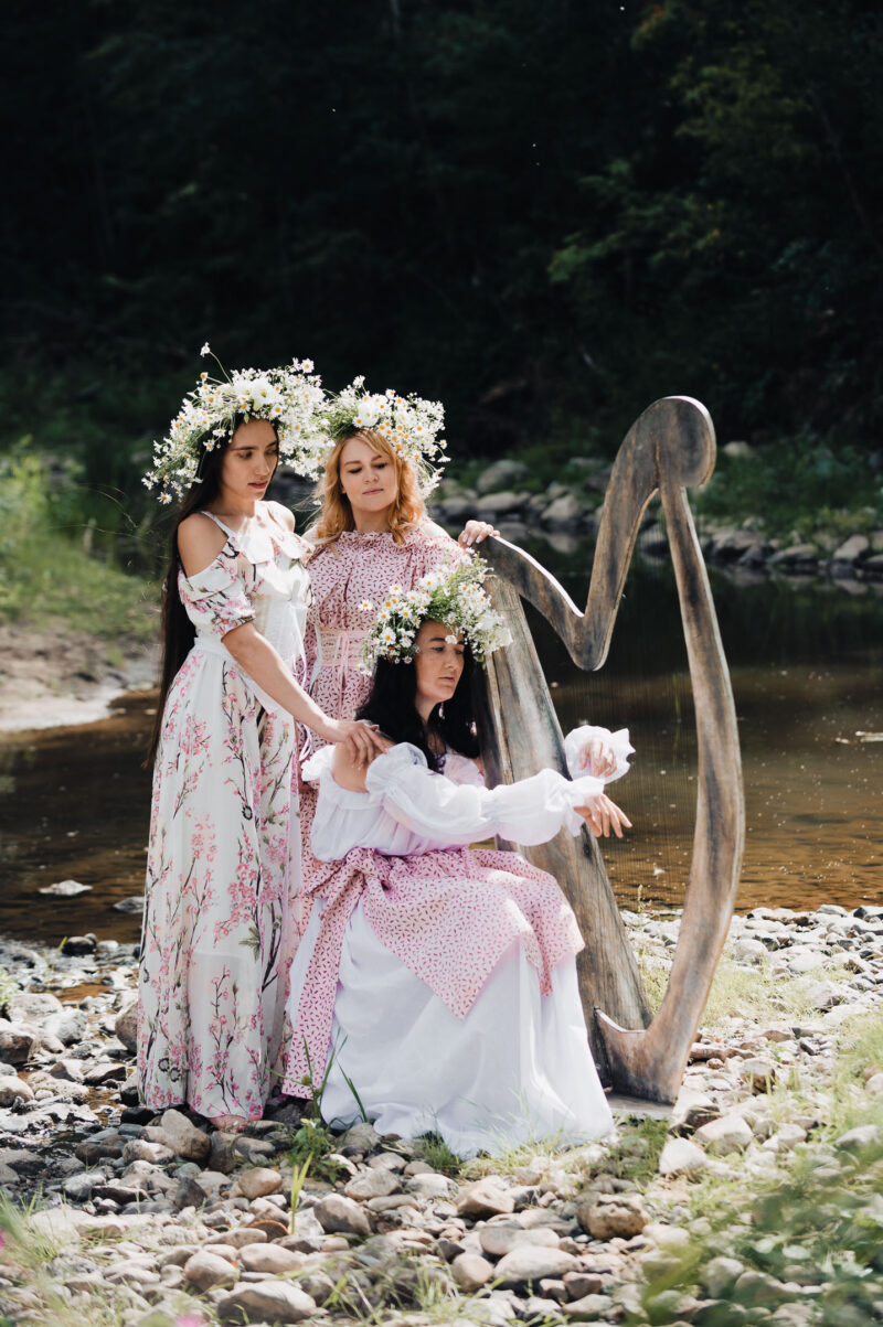 три девушки в образе лесных нимф с арфой на природе в Ярославской области