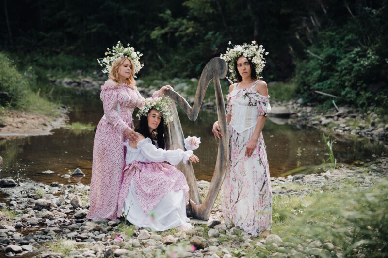 три девушки в образе лесных нимф с арфой на природе в Ярославской области