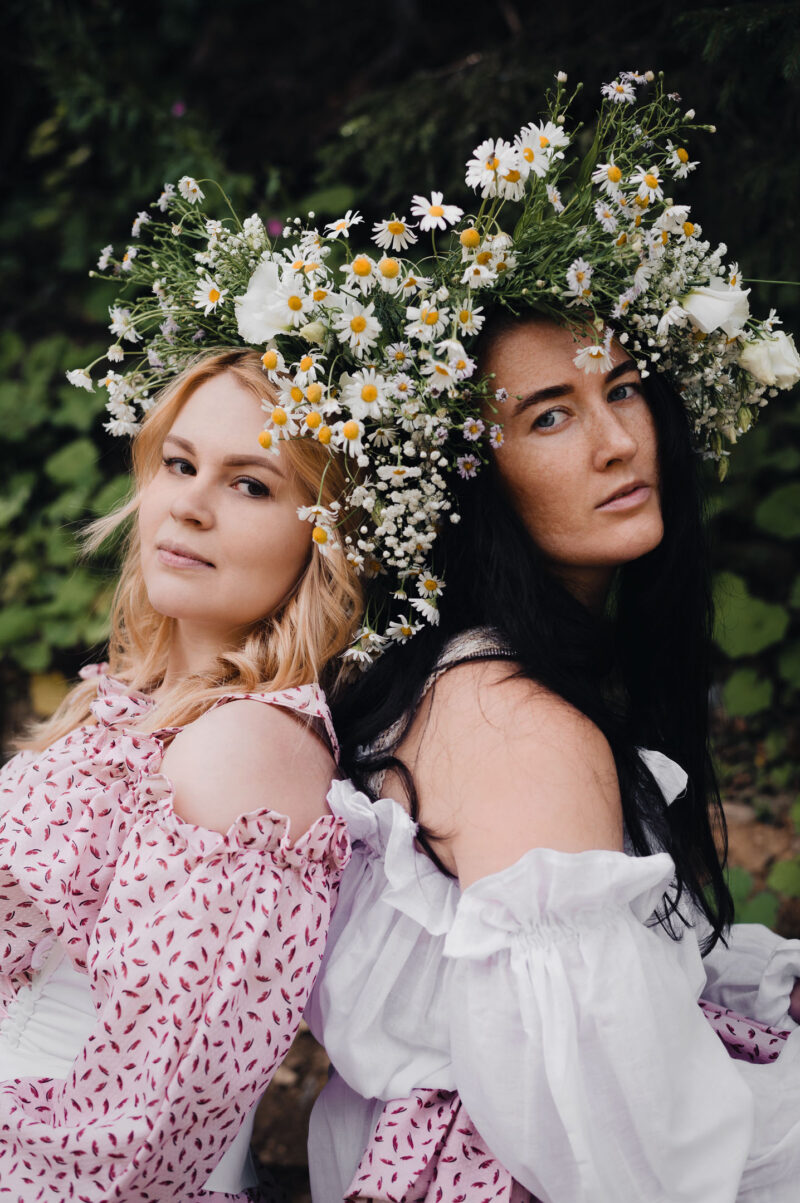 портрет девушек с венками в образе лесных нимф