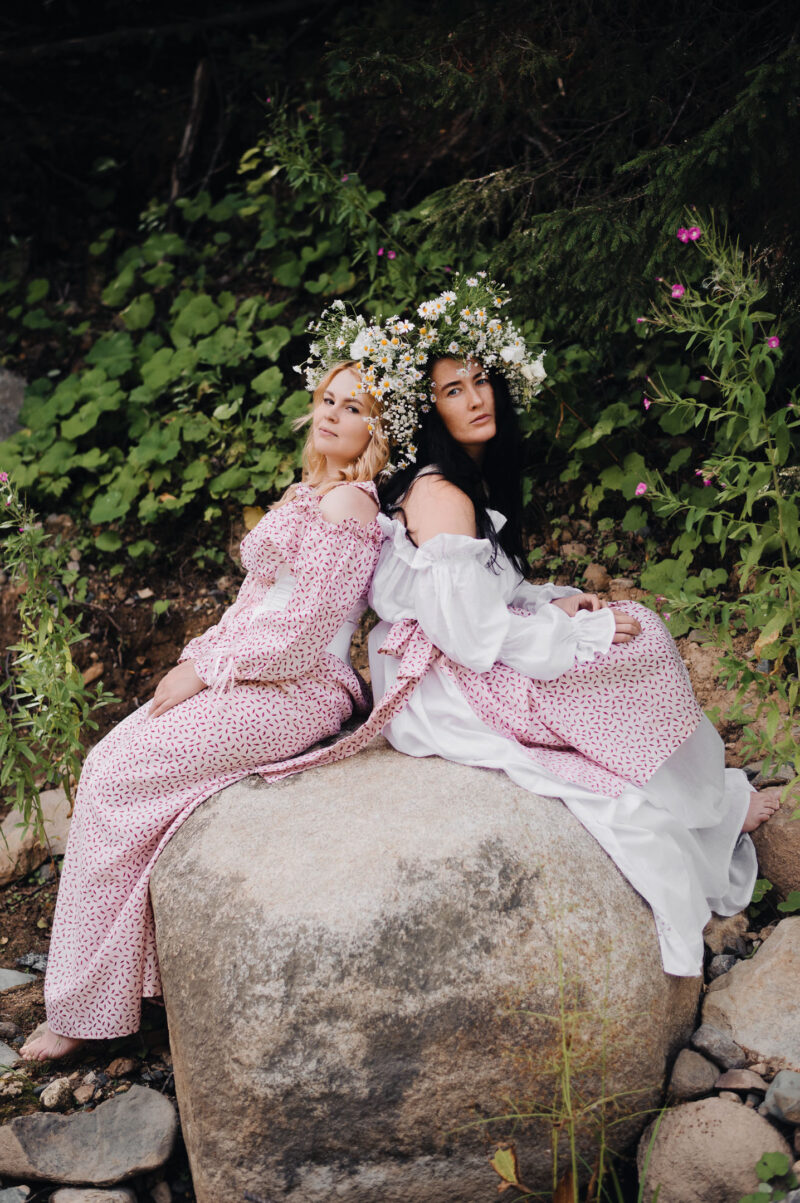 портрет девушек с венками в образе лесных нимф