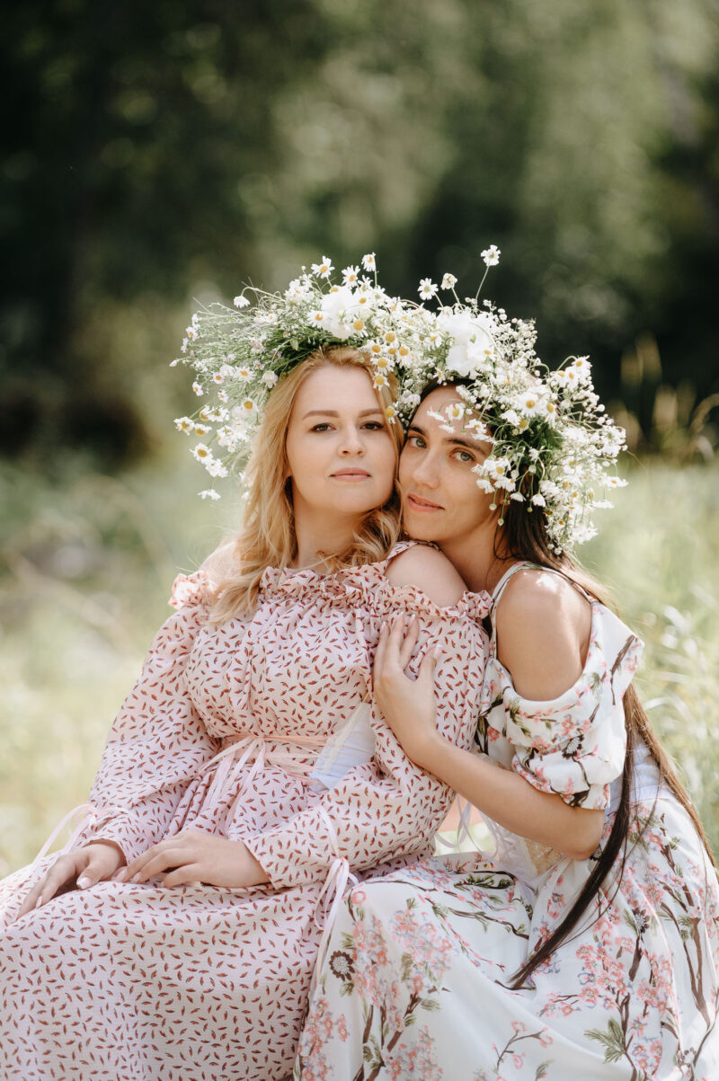 две девушки в образе лесных нимф на природе