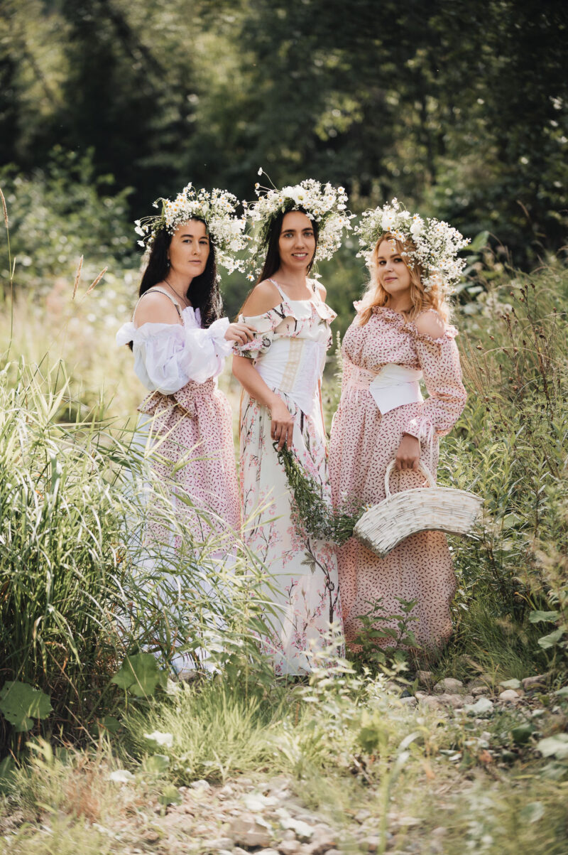 девушки в образе дриад на природе среди высокой травы