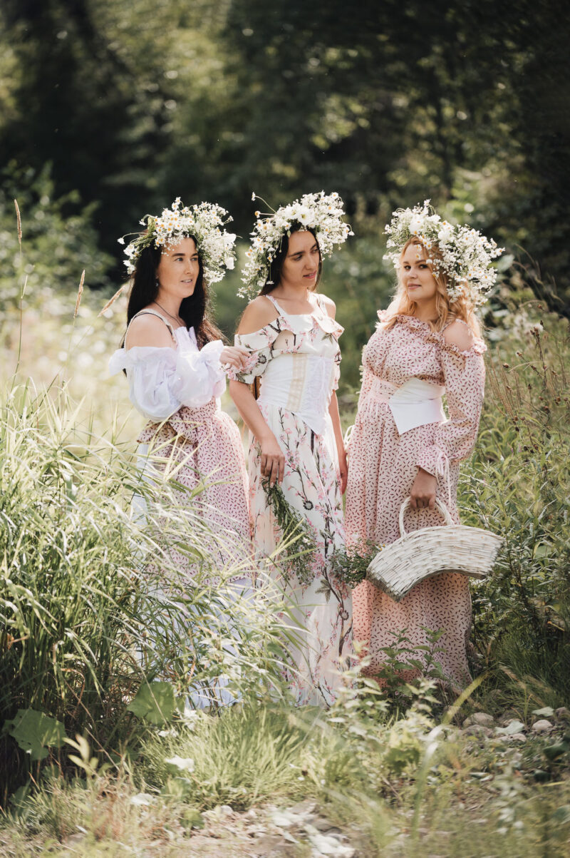 девушки в образе дриад на природе среди высокой травы