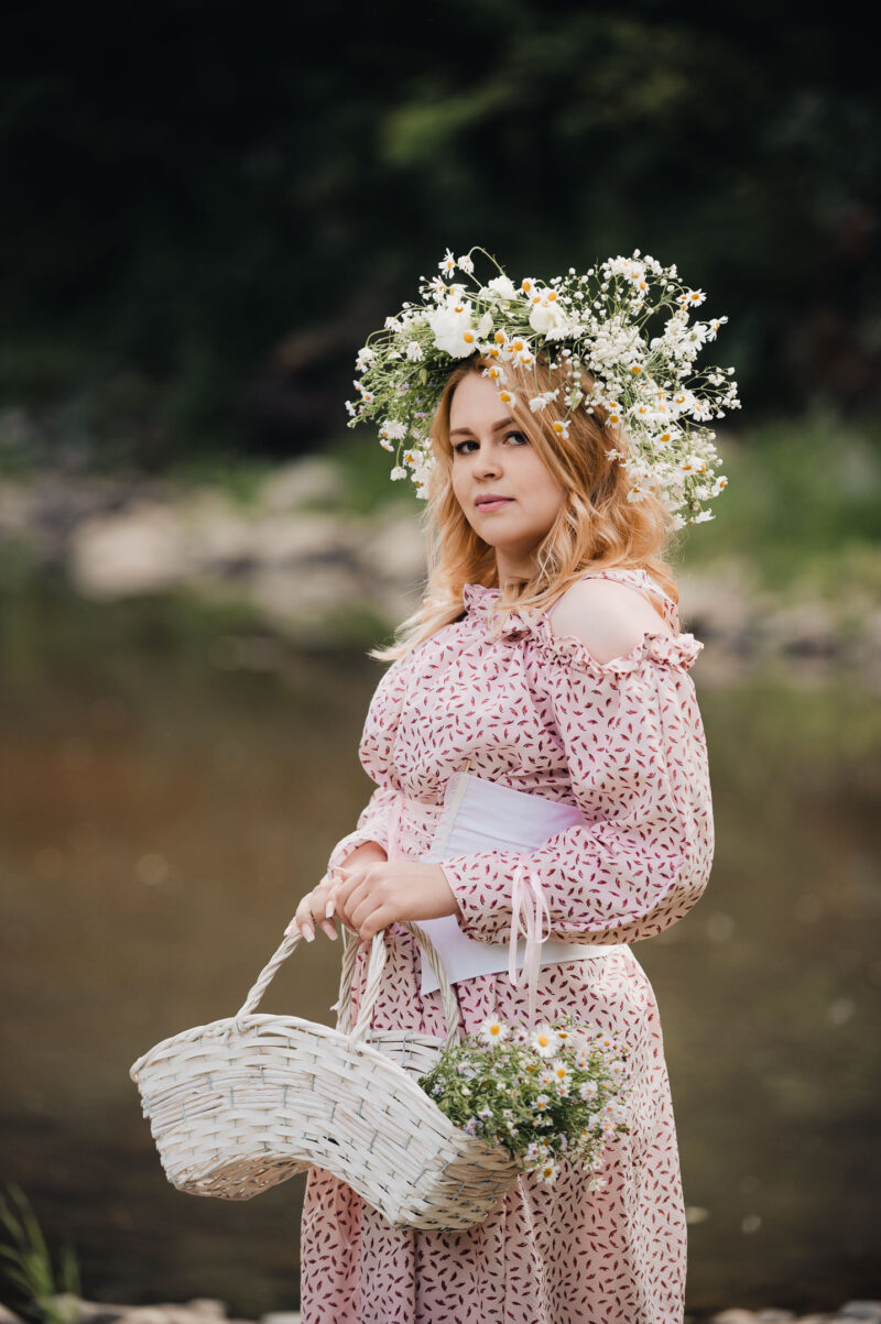 девушка с венком и корзинкой на летней фотосессии на природе