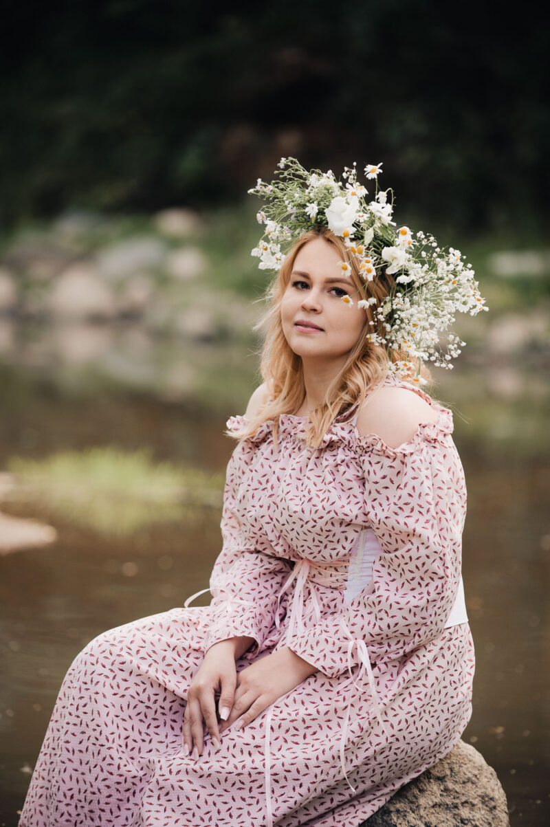 портрет девушки с венком на летней фотосессии на природе