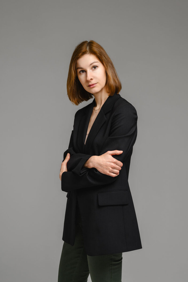 Средний план девушки со скрещенными руками на сером фоне