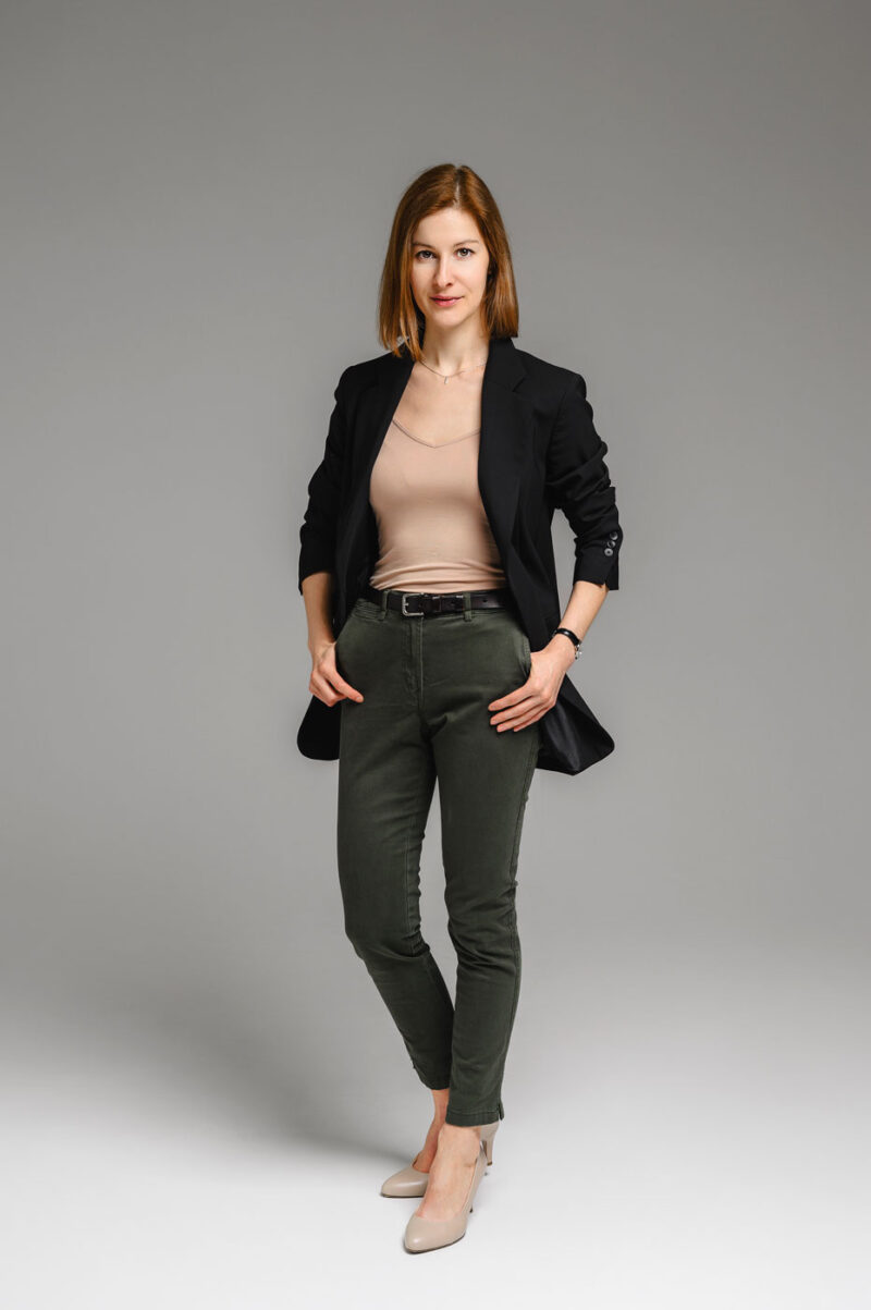 Общий план девушки в полный рост на фоне серой циклорамы в ярославской фотостудии