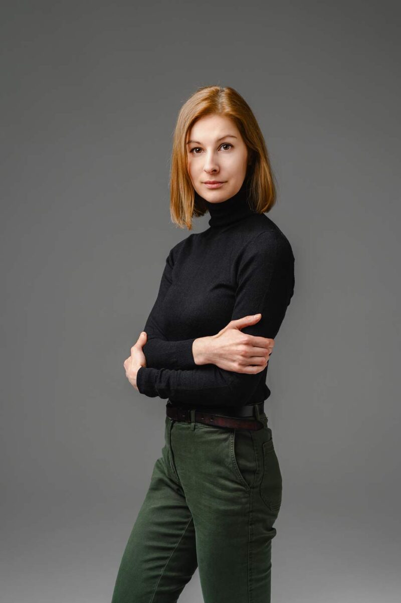 Студийный портрет девушки в стиле минимализма