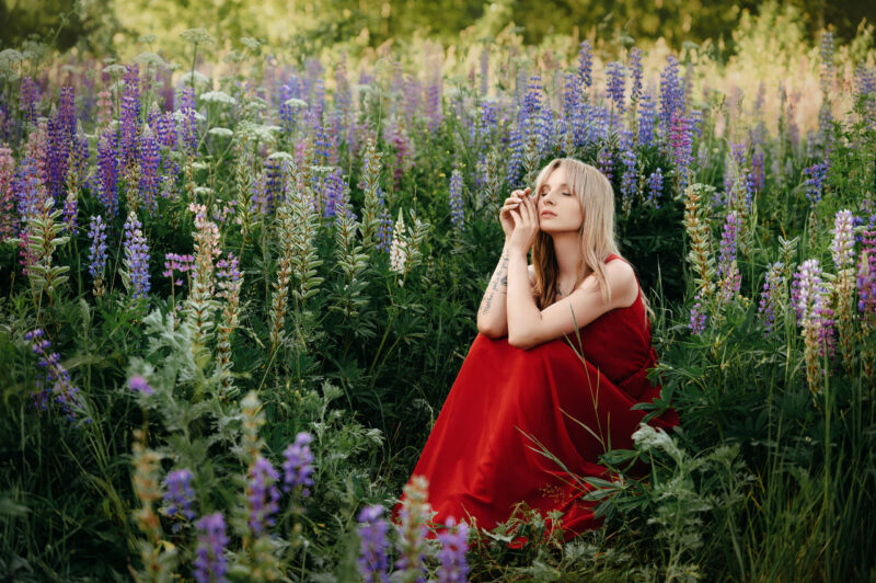 Портрет девушки в красном в теплых лучах вечернего освещения