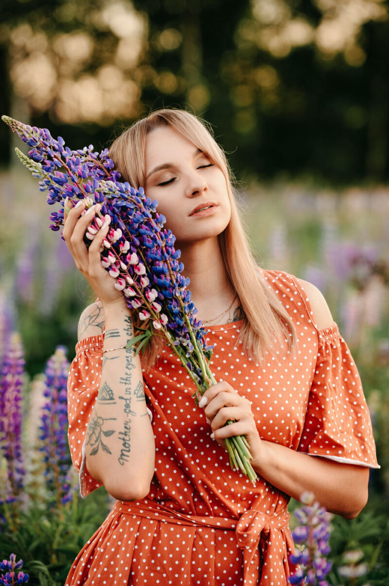 Женский портрет с закрытыми глазами и букетом цветов в вечернем свете