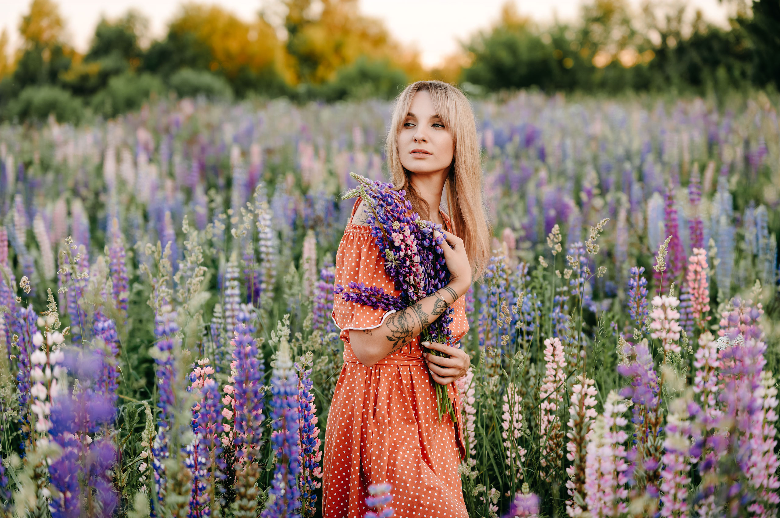 Женская фотосессия в люпинах на поляне в Ярославле