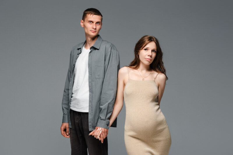 беременная женщина с мужем, минималистичный портрет в фотостудии с циклорамой