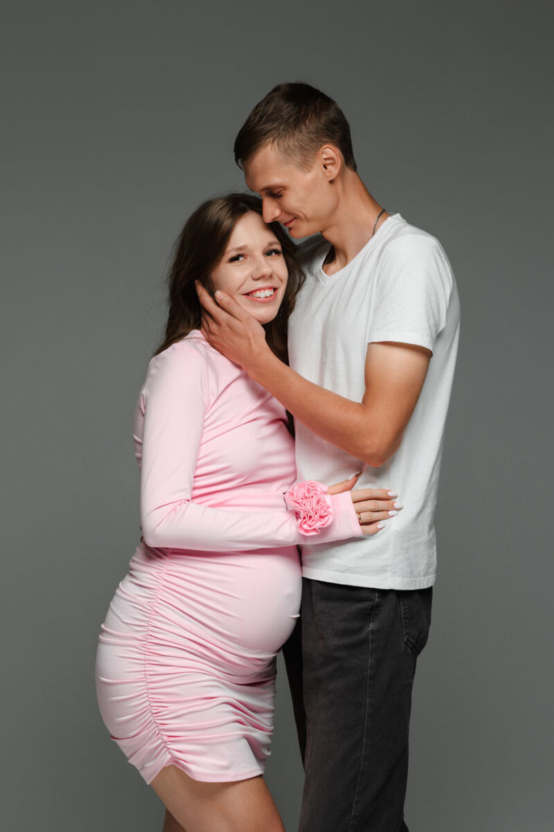 портрет супружеской пары в ожидании малыша, светлая одежда, минималистичный фон