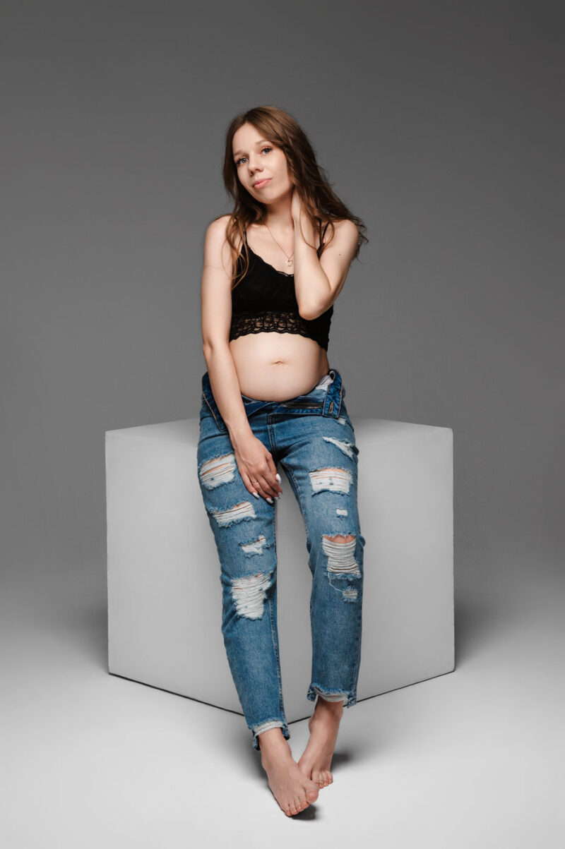 портрет беременной в студии на белом кубе