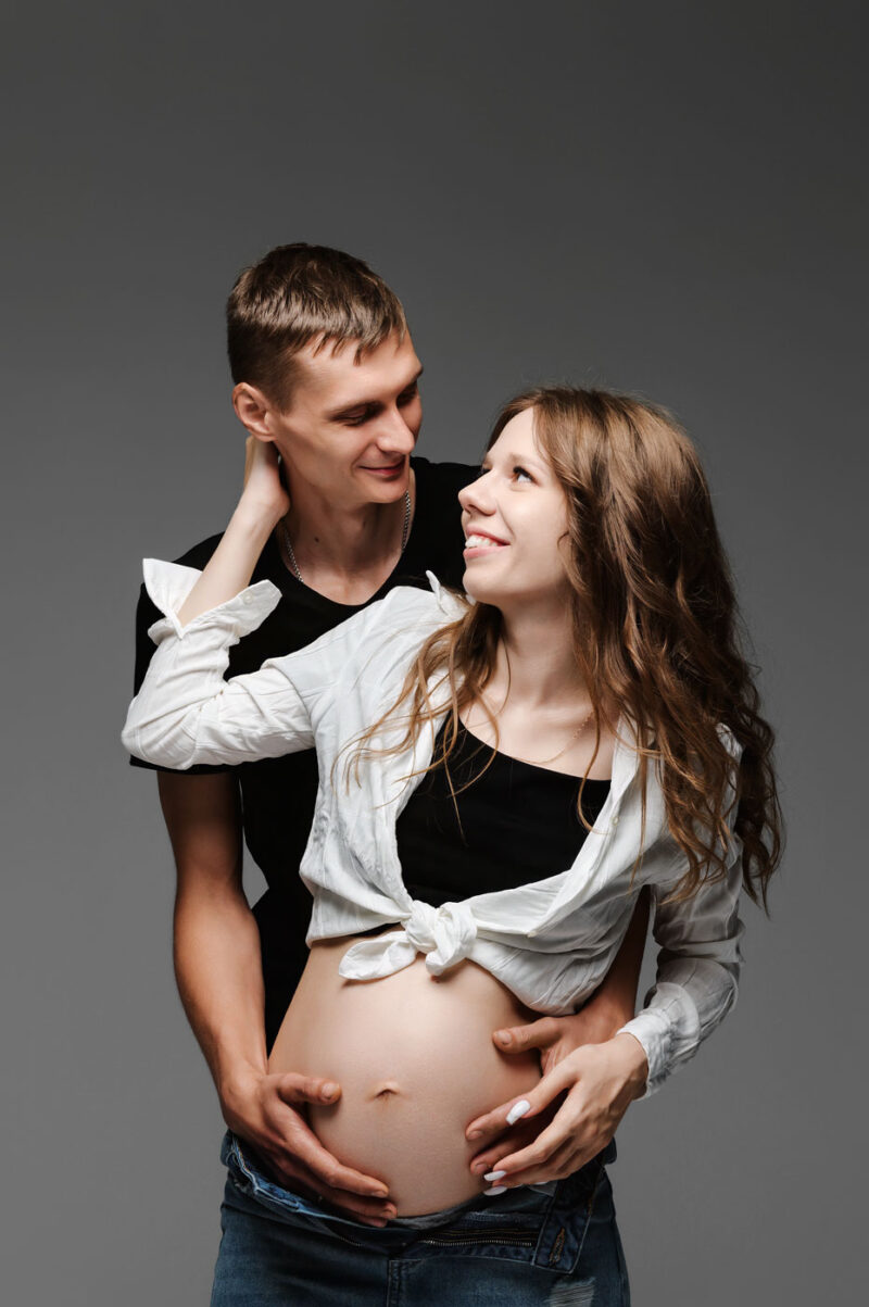 фотосессия беременной с мужем в ярославской фотостудии, стиль минимализма