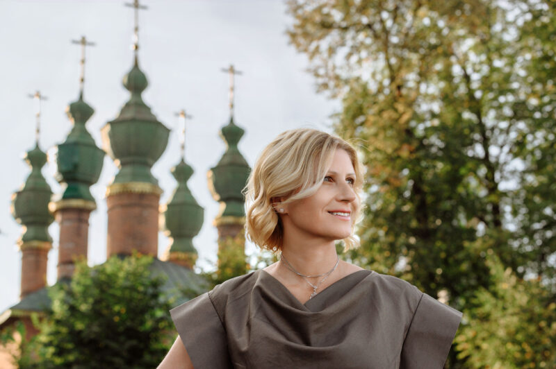 Женский портрет на фоне куполов Благовещенской церкви