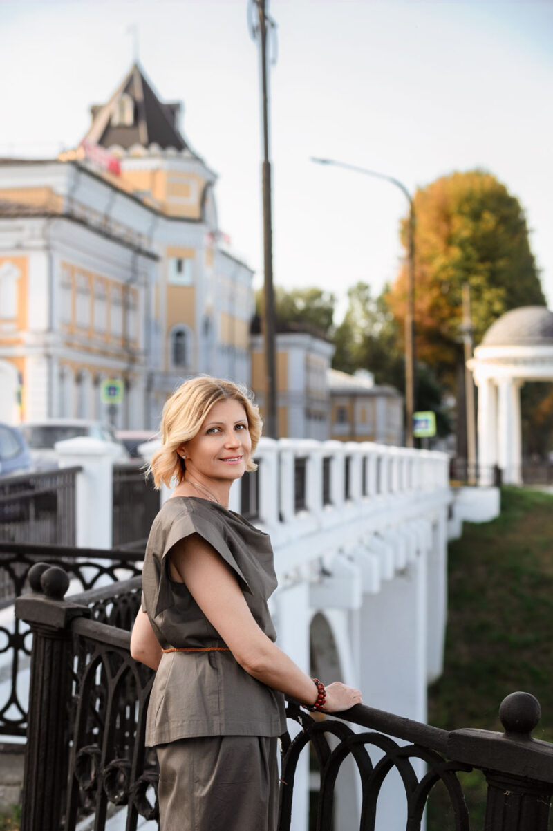 Фотосессия на Волжской набережной с видом на беседку