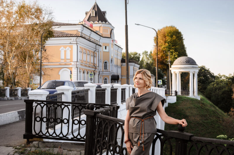 Фотосессия на Волжской набережной с видом на беседку