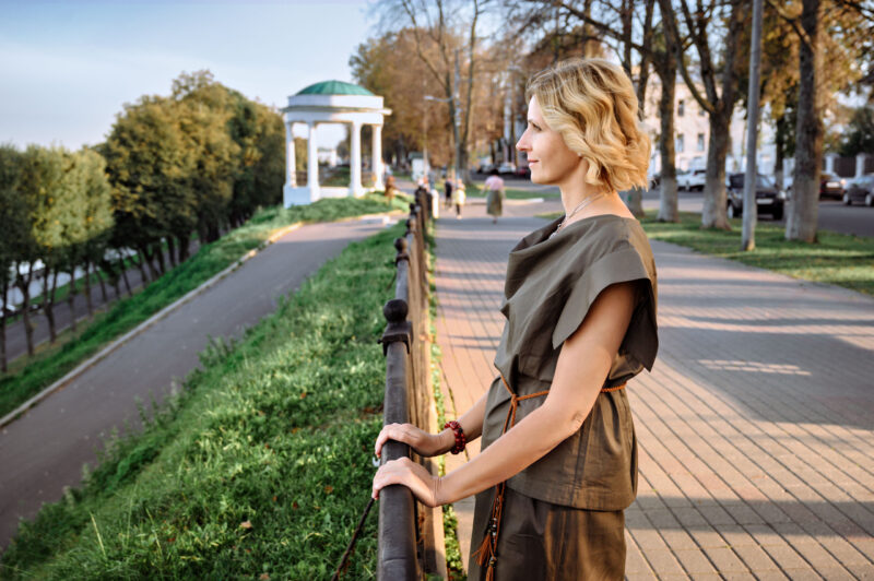 Фотосессия на Волжской набережной на фоне беседки