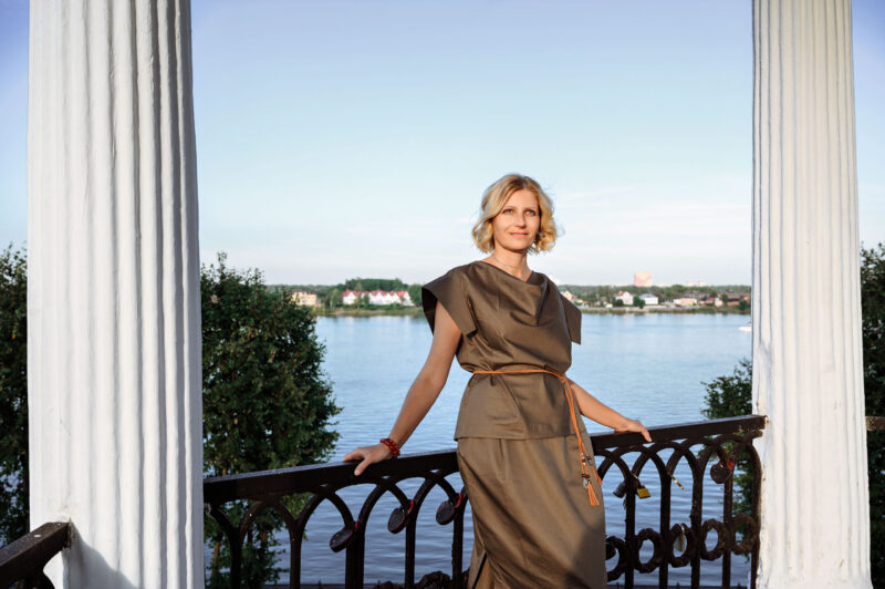 Женский портрет на Волжской набережной на фоне колонн беседки с видом на Волгу