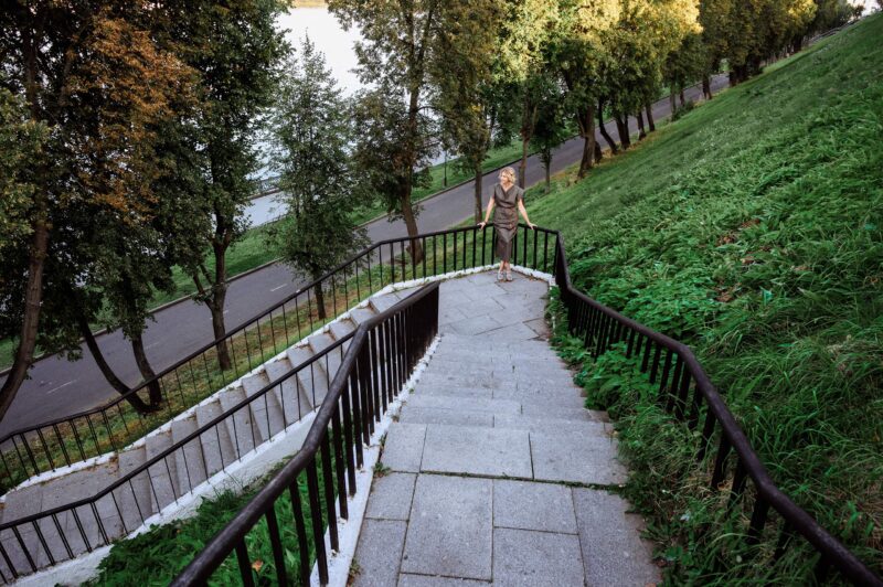 Фотосессия на Волжской набережной на лестнице