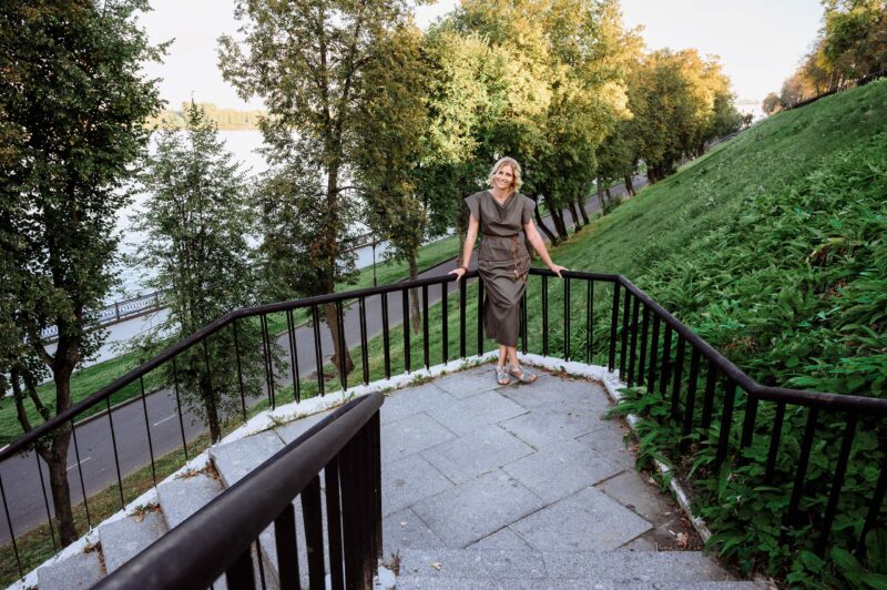 Фотосессия на Волжской набережной на лестнице