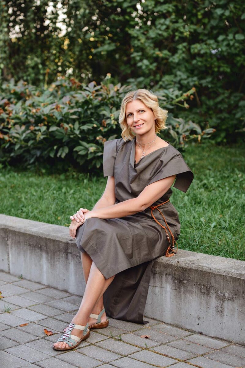 Женский портрет сидя на фоне зелени