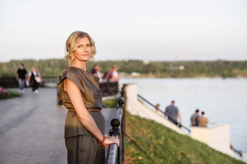 Фотосессия на Стрелке, женский портрет в мягких лучах заходящего солнца