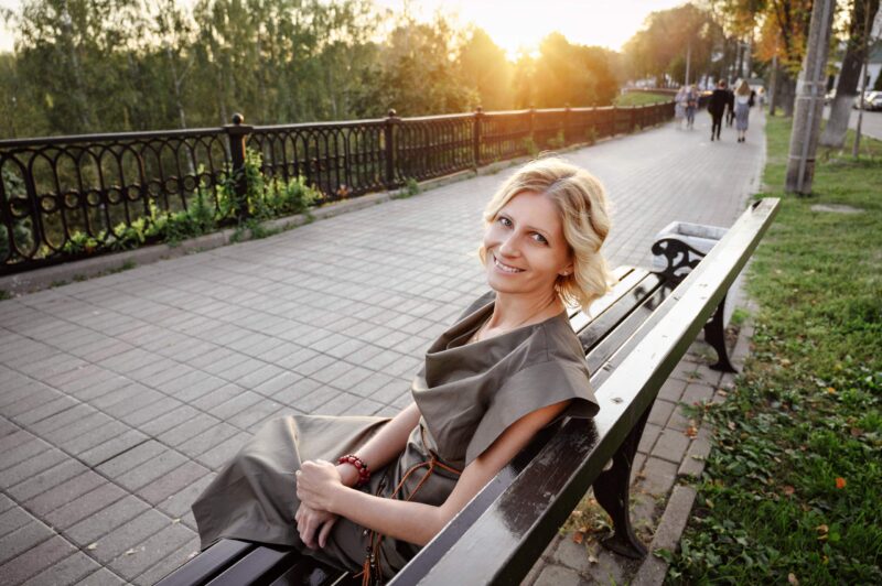 Золотой час на Стрелке в Ярославле, мягкий закатный свет, солнце в кадре