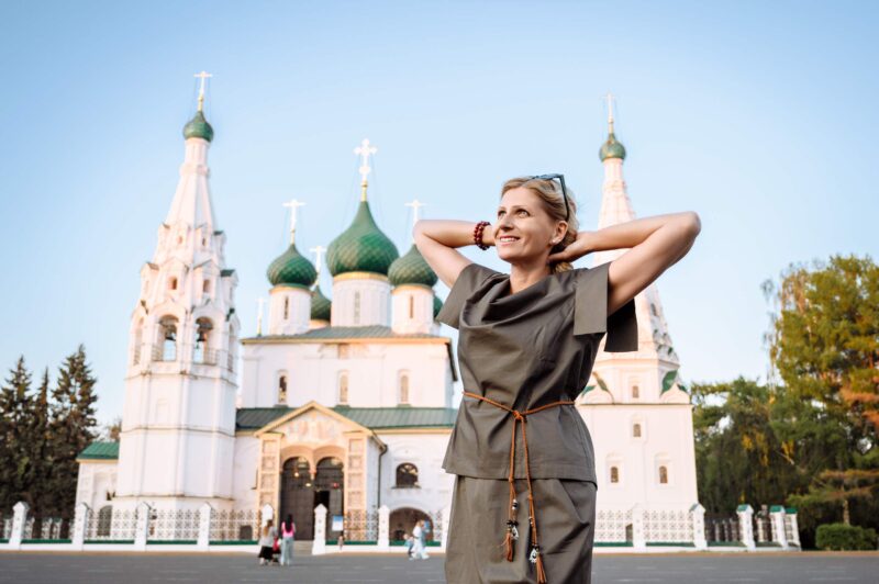 Женский портрет на фоне Ильинской церкви
