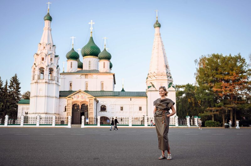 Женский портрет в полный рост на фоне Ильинской церкви