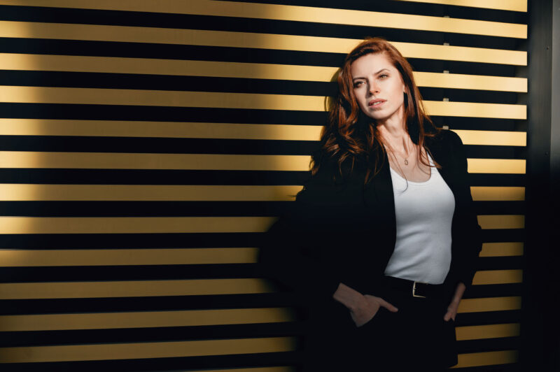 Стиль в городе: девушка в брючном костюме у современного здания