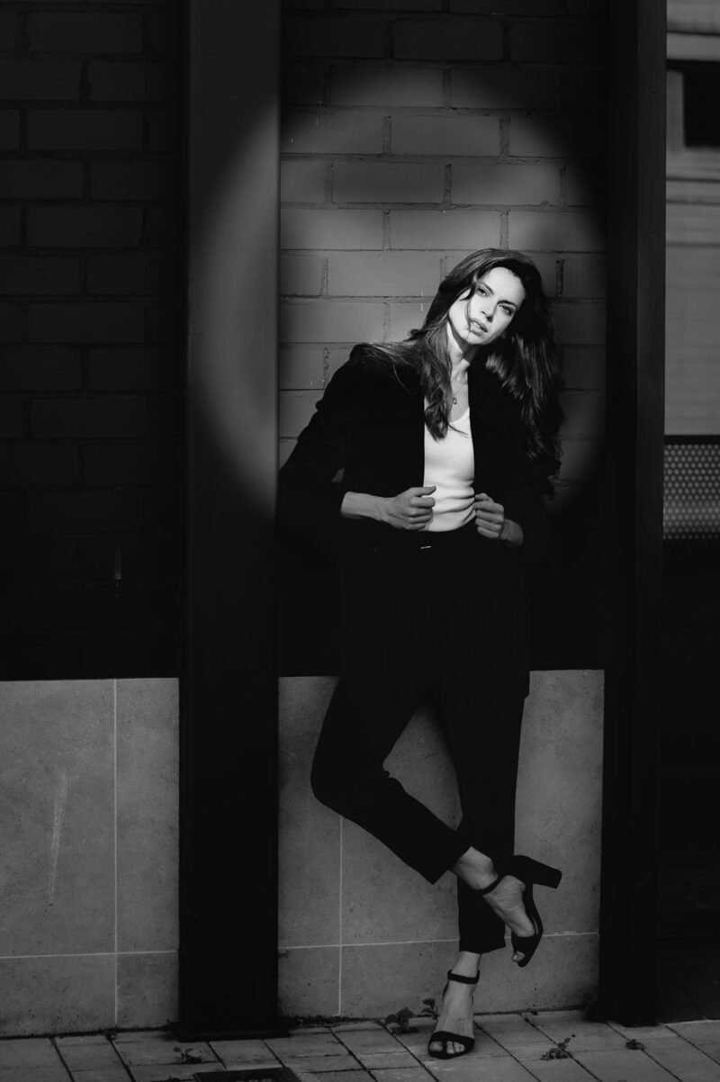 Черно-белый женский портрет, городской нуар, жесткий свет