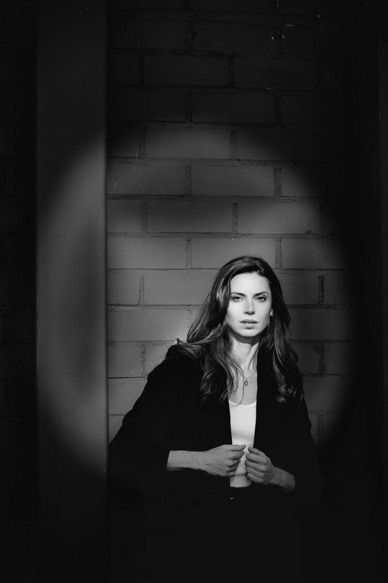 Черно-белый женский портрет, городской нуар, жесткий свет