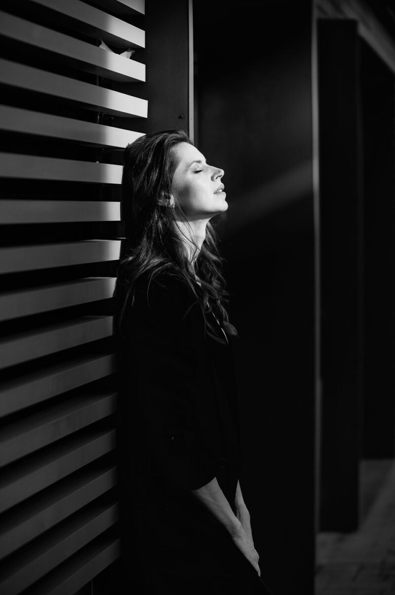 Черно-белый женский портреИгра контрастов и отражений, съемка у торгового центра в ЧБ