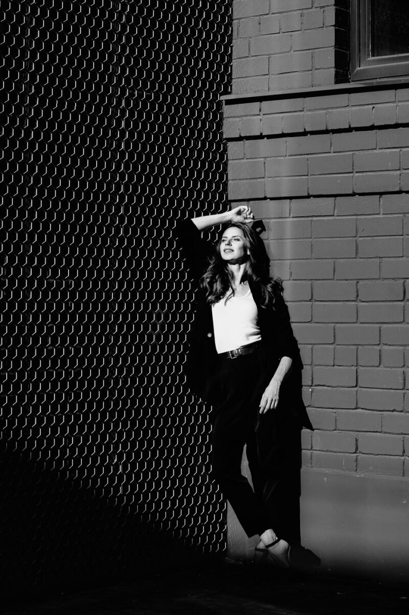 Черно-белый женский портрет, городской нуар, жёсткий солнечный свет