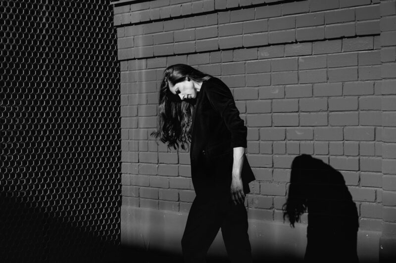 Черно-белый женский портрет, городской нуар, игра света и тени