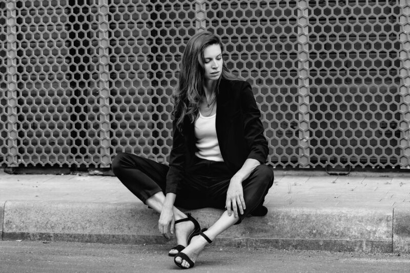 Чёрно-белая городская фотосессия, локация у торгового центра