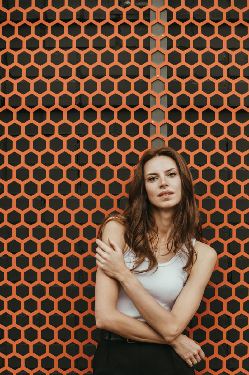 Стиль в городе: девушка в брючном костюме у современного здания