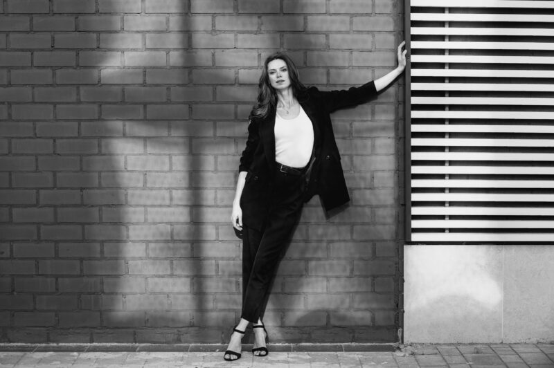 Игра контрастов и отражений, съемка у торгового центра в ЧБ