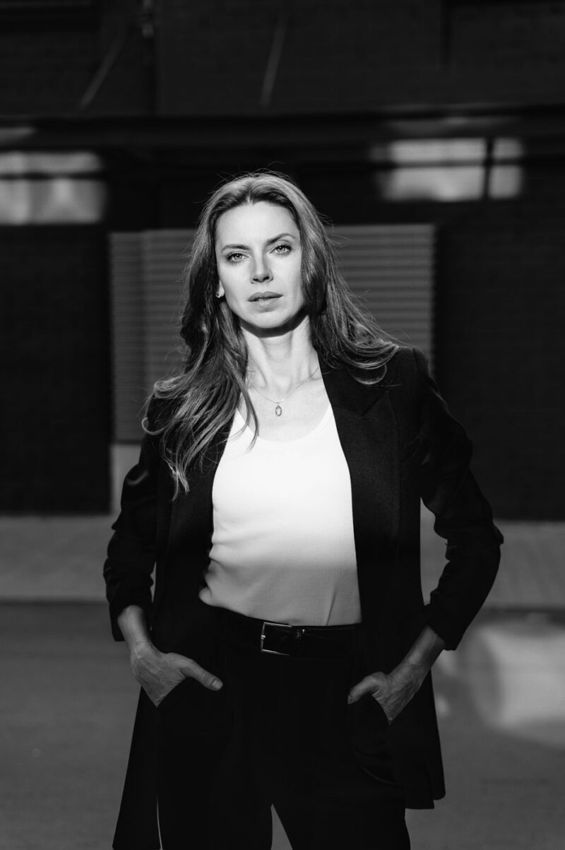 Игра контрастов и отражений, съемка у торгового центра в ЧБ