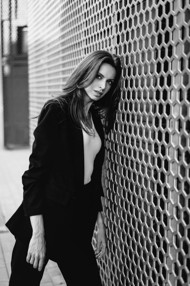 Черно-белый портрет, девушка в чёрном костюме, стиль городской нуар