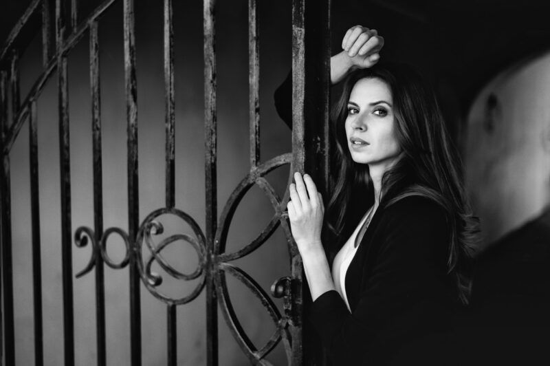 Черно-белый портрет, девушка в чёрном костюме в стиле городской нуар