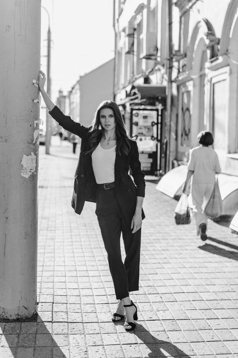 Черно-белый портрет, девушка в чёрном костюме в стиле городской нуар