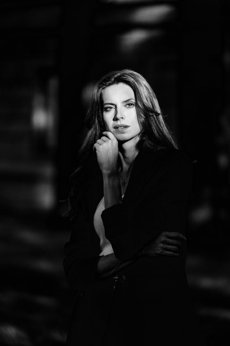 Чёрно-белая городская фотосессия, игра света и тени