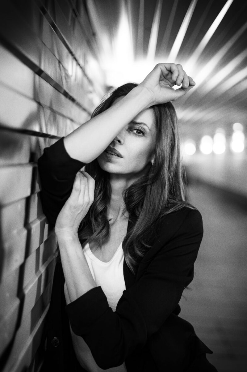 Фотосессия в подземном переходе, крупный план женского портрета, эстетика андеграунда и граффити